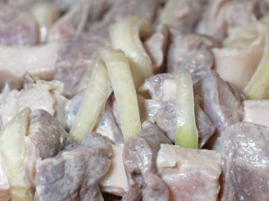 Şiş üstünde çiğ et, marine edilmiş domuz eti. Barbekü pişirme.