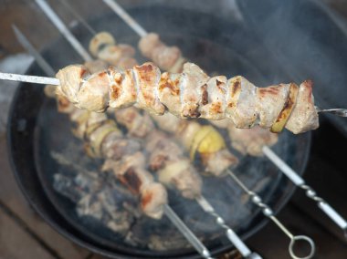 Shashlik, barbeküde ızgara et. Yukarıdan görüntüle.