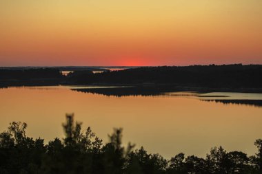 Denizin üzerinde yaz şafağı. İskandinavya doğası. Denizdeki adalar. Finlandiya. Turku Archipelag