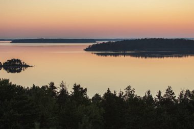 Denizin üzerinde yaz şafağı. İskandinavya doğası. Denizdeki adalar. Finlandiya. Turku Archipelag