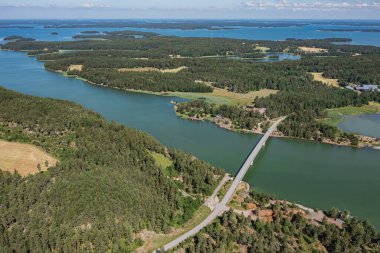 Turku 'daki takımada adaları üzerindeki deniz ve köprü manzarası. Güneşli bir yaz gününde deniz manzarası. İHA 'nın yukarıdan görünüşü.