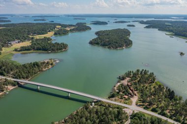 Turku 'daki takımada adaları üzerindeki deniz ve köprü manzarası. Güneşli bir yaz gününde deniz manzarası. İHA 'nın yukarıdan görünüşü.