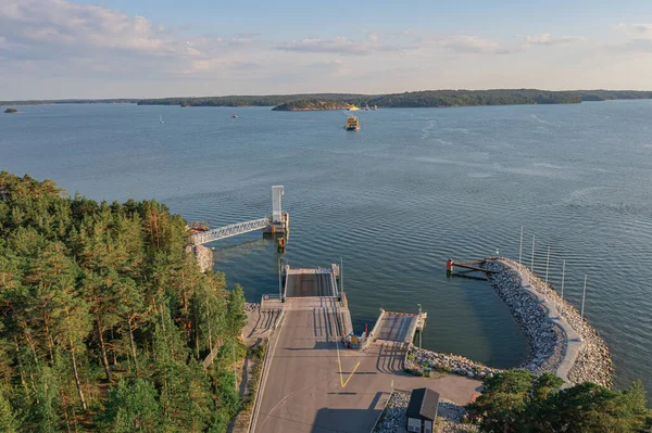 Finlandiya. Domuz yağı. Turku takımadaları. 12 Temmuz 2021. İnsansız hava aracının tepesinden deniz manzarası. Deniz, ada ve feribot manzarası.