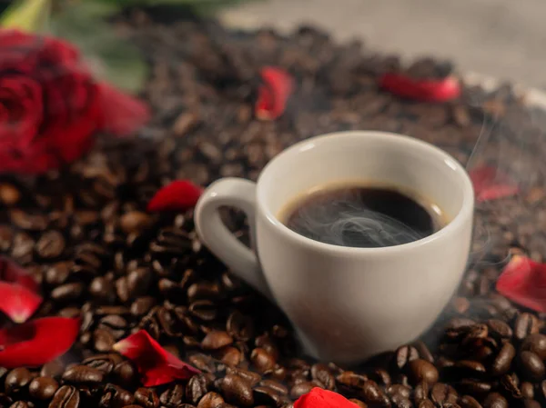 Kawa Dymem Ziarnach Kawy Płatkach Róż Czerwoną Różąkoncepcja Gratulacji Walentynki — Zdjęcie stockowe