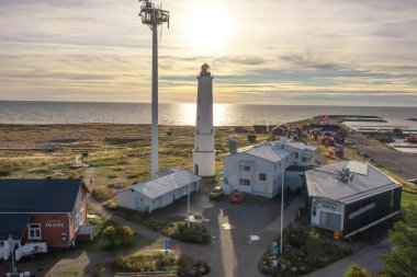 Finlandiya, Hailuoto 26 Eylül 2021. Moyak ve Balıkçı Köyü Yolu, tepeden kıyı şeridine manzara. Güneşli bir sonbahar gününde bir dronun manzarası. İskandinavya 'nın doğası ve manzarası