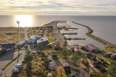 Finlandiya, Hailuoto 26 Eylül 2021. Moyak ve Balıkçı Köyü Yolu, tepeden kıyı şeridine manzara. Güneşli bir sonbahar gününde bir dronun manzarası. İskandinavya 'nın doğası ve manzarası