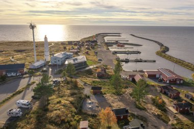 Finlandiya, Hailuoto 26 Eylül 2021. Moyak ve Balıkçı Köyü Yolu, tepeden kıyı şeridine manzara. Güneşli bir sonbahar gününde bir dronun manzarası. İskandinavya 'nın doğası ve manzarası