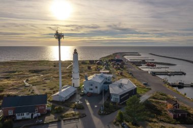 Finlandiya, Hailuoto 26 Eylül 2021. Moyak ve Balıkçı Köyü Yolu, tepeden kıyı şeridine manzara. Güneşli bir sonbahar gününde bir dronun manzarası. İskandinavya 'nın doğası ve manzarası