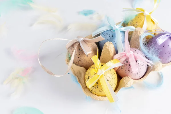 Huevos Pascua Una Caja Sobre Fondo Blanco Decorado Con Plumas — Foto de Stock