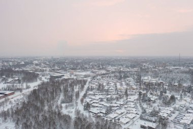 Sokaklar, evler, ağaçlar karla kaplı. Kış şehri manzarası. Espoo, Finlandiya. Drone fotoğrafı