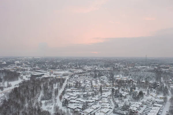 Ulice Domy Drzewa Pokryte Śniegiem Widok Zimowe Miasto Espoo Finlandia — Zdjęcie stockowe