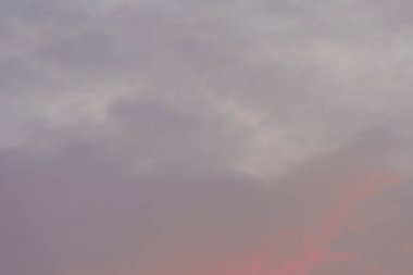 Gün batımında, pembe bulutlu mavi gökyüzü. Metin için boşluk var