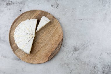 Üst manzara, dilimlenmiş beyaz peynir. Tahta bir tabakta geleneksel sütlü süt ürünü. Ev, Country tarzı