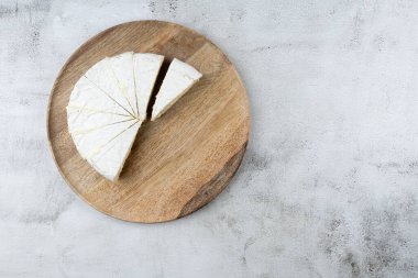 Üst manzara, dilimlenmiş beyaz peynir. Tahta bir tabakta geleneksel sütlü süt ürünü. Ev, Country tarzı