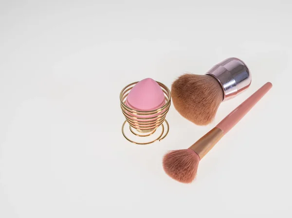 Svamp Ett Stativ Och Makeup Borstar Ljus Bakgrund Med Reflektion — Stockfoto