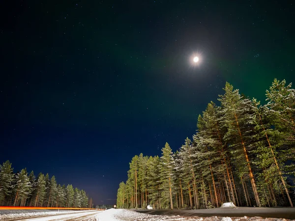 Aurores Boréales Sur Fond Route Forêt Nuit Polaire Finlande — Photo