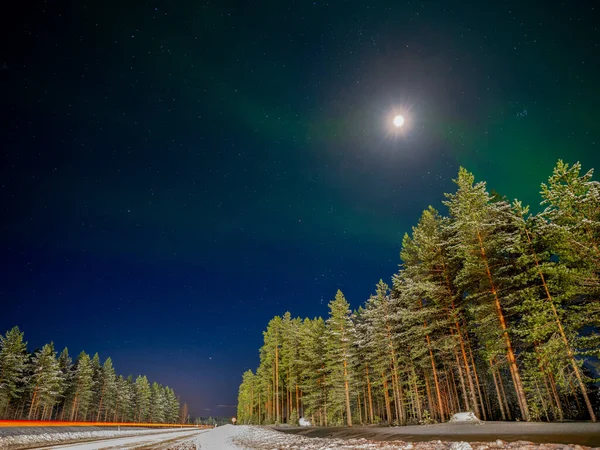 Światła Północne Tle Drogi Lasu Noc Polarna Finlandia — Zdjęcie stockowe