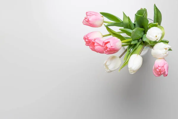 Fehér Rózsaszín Tulipán Egy Vázában Tervezz Felülről Szürke Háttér Van — Stock Fotó