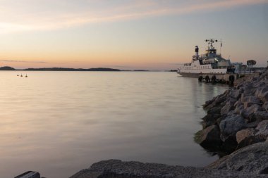 Finlandiya. Turku. 3 Temmuz 2021 Porom, iskelede. Denizde gün batımı. - Evet. Tatil, tatil, rahatlama konsepti