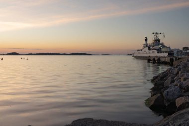 Finlandiya. Turku. 3 Temmuz 2021 Porom, iskelede. Denizde gün batımı. - Evet. Tatil, tatil, rahatlama konsepti