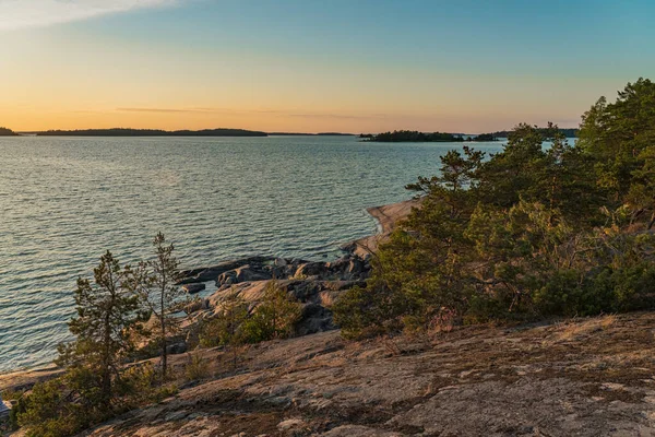Bij Zonsondergang Zeegezicht Uitzicht Zee Rotsen Noordelijke Lage Dennen Finse — Stockfoto