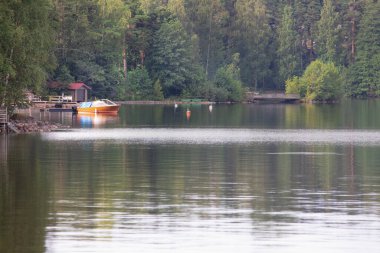Saima Gölü. Finlandiya 31 Temmuz 2021 Sahil ve ek binaların manzarası.
