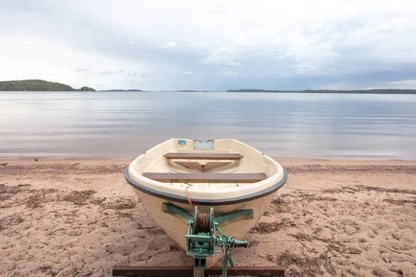 Barco Branco Plástico Beira Mar Praia Areia Dia Verão — Fotografia de Stock