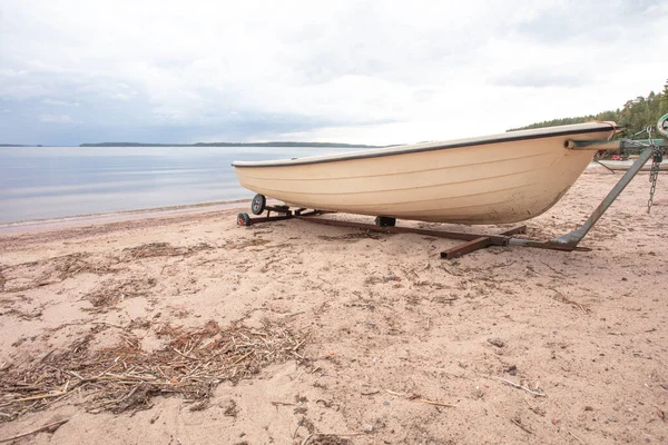 Barco Branco Plástico Beira Mar Praia Areia Dia Verão — Fotografia de Stock