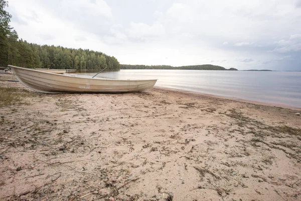 Weißes Plastikboot Der Küste Sandstrand Sommertag — Stockfoto