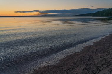 Deniz Burnu. Huzurlu, sakin, akşam gökyüzü. Doğal arka plan. Yaz akşamı..
