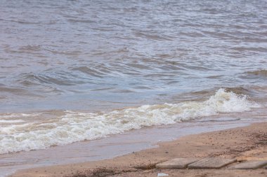 Deniz Burnu. Güçlü sörf ve rüzgar. Kayalık alt