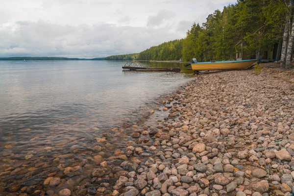 Deniz Burnu. Sakin bir yaz günü. Rezervuardaki şeffaf su, kayalık zemini ve tekne için olan arabayı görebilirsiniz.