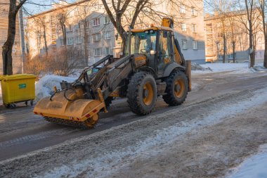 Narva Estonya 10 Mart 2022. Traktör kardan yolu temizler. Şehrin bahar temizliği
