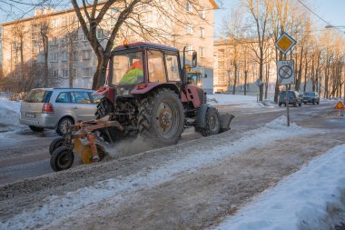 Narva Estonya 10 Mart 2022. Traktör kardan yolu temizler. Şehrin bahar temizliği