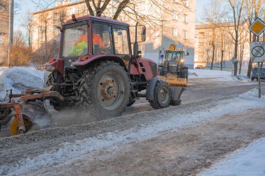 Narva Estonya 10 Mart 2022. Traktör kardan yolu temizler. Şehrin bahar temizliği