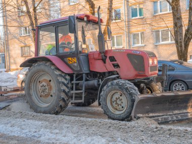 Narva Estonya 10 Mart 2022. Traktör kardan yolu temizler. Şehrin bahar temizliği