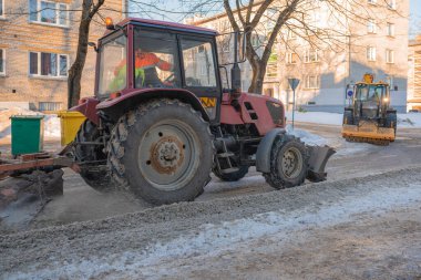 Narva Estonya 10 Mart 2022. Traktör kardan yolu temizler. Şehrin bahar temizliği