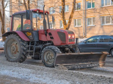 Narva Estonya 10 Mart 2022. Traktör kardan yolu temizler. Şehrin bahar temizliği