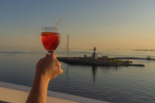 Bicchiere Vino Rosso Mano Sullo Sfondo Tramonto Sul Mare Soleggiato — Foto Stock