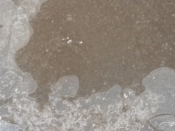 Uma Poça Congelada Estrada Close Primeiro Gelo Escorregadio — Fotografia de Stock