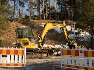 Finlandiya. Espoo 'da. 18 Mart 2022. Kovalı traktör. Konsept onarımı, inşaat.