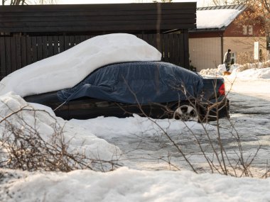 Finlandiya. Espoo 'da. 18 Mart 2022. Kardan sonra araba, kar altında yolcu vagonu. Kışın ulaşım kavramı.