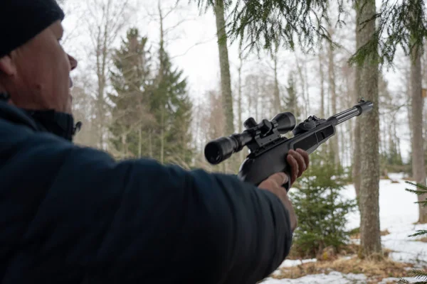 Homme Avec Fusil Dans Forêt Printemps Chasseur Tient Fusil Attend — Photo