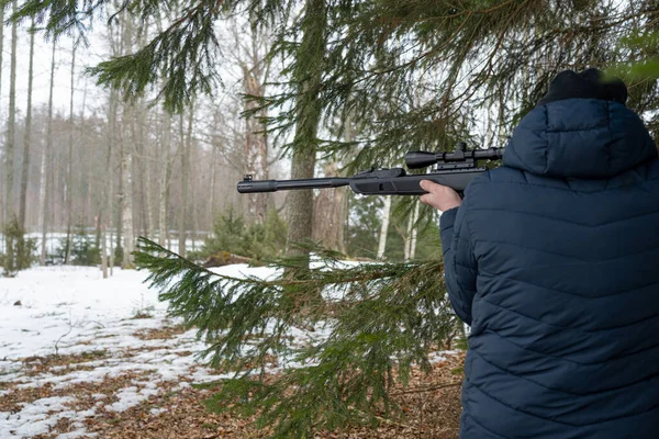 Homme Avec Fusil Dans Forêt Printemps Chasseur Tient Fusil Attend — Photo