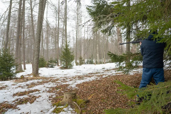 Ένας Άνδρας Ένα Τουφέκι Στο Δάσος Άνοιξη Κυνηγός Κρατά Ένα — Φωτογραφία Αρχείου