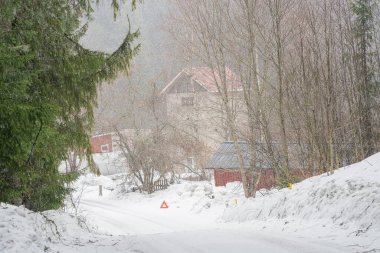 Kar yağarken, Finlandiya 'nın kırsal kesimlerinde dolambaçlı yollar. İskandinavya.