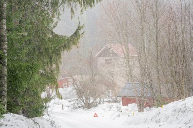 Kar yağarken, Finlandiya 'nın kırsal kesimlerinde dolambaçlı yollar. İskandinavya.
