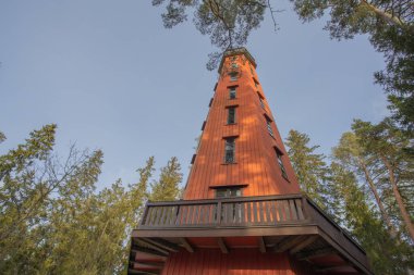 Mavi gökyüzüne bakan yüksek ahşap gözlem kulesi, yerden Finlandiya manzaralı. Doğa keşfi konsepti, gözlem güvertesi,