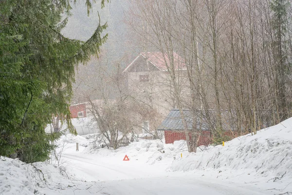 Kar yağarken, Finlandiya 'nın kırsal kesimlerinde dolambaçlı yollar. İskandinavya.
