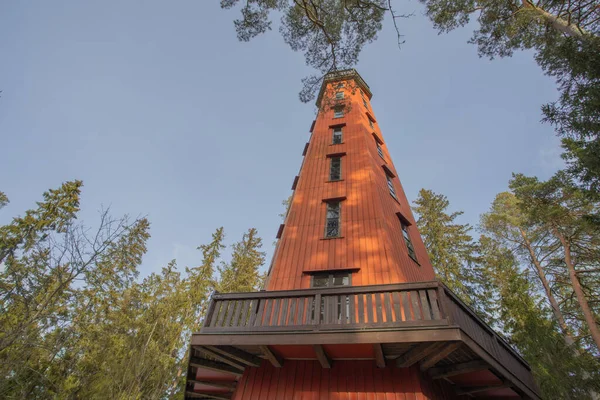 Mavi gökyüzüne bakan yüksek ahşap gözlem kulesi, yerden Finlandiya manzaralı. Doğa keşfi konsepti, gözlem güvertesi,